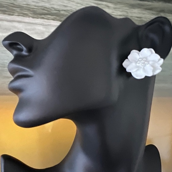 Camellia Earrings, 2 color : White & Black - Picture 5 of 6